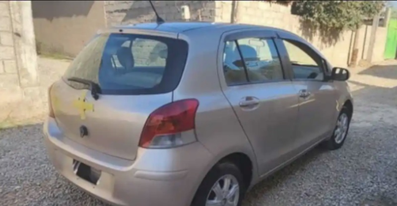 Стекла задних дверей не тонированные на Toyota Vitz